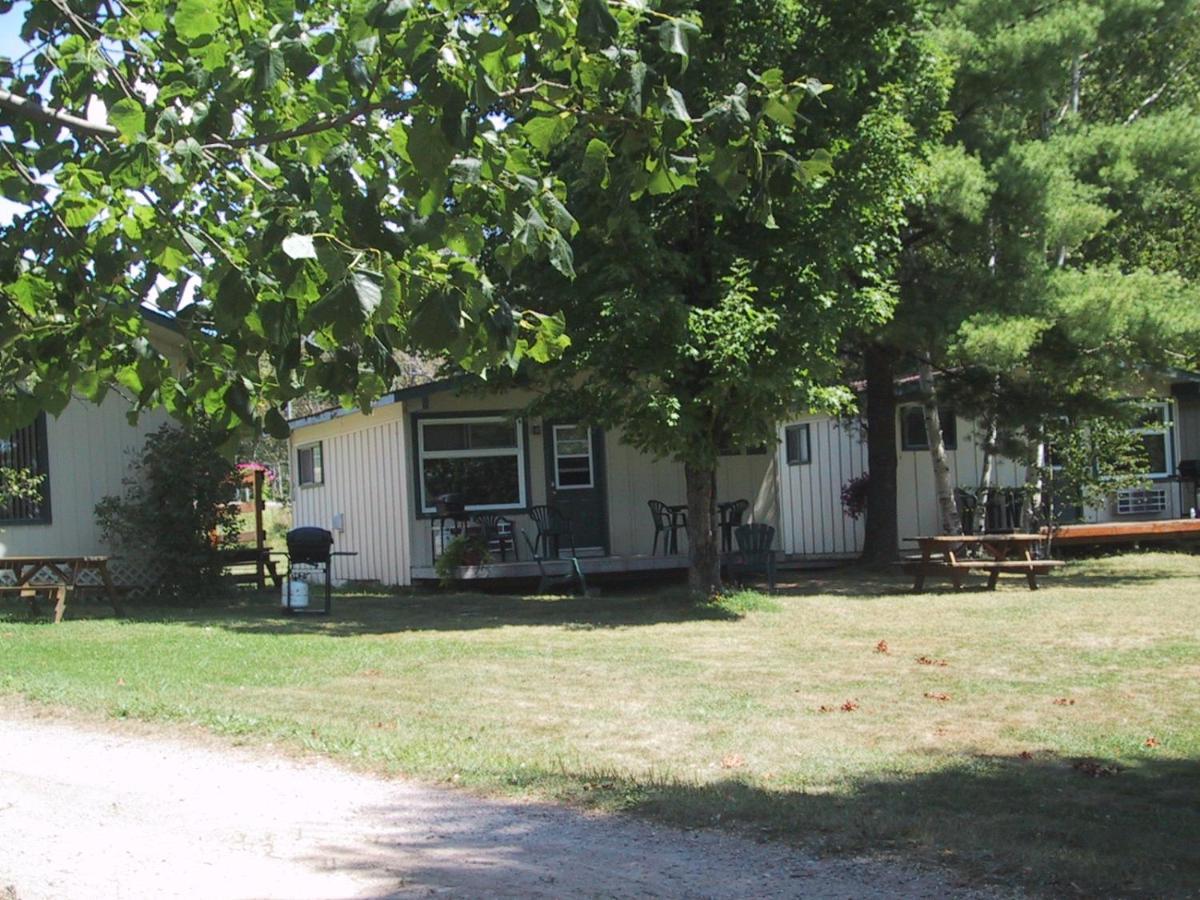 Colonial Bay Motel And Cottages Huntsville Eksteriør billede