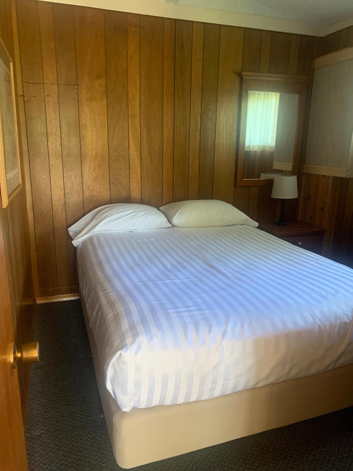 Colonial Bay Motel And Cottages Huntsville Eksteriør billede