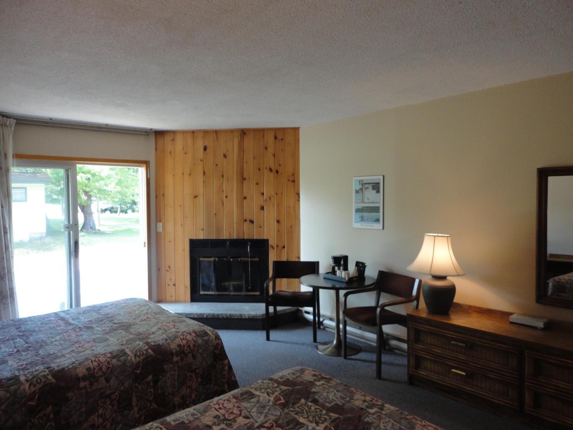 Colonial Bay Motel And Cottages Huntsville Eksteriør billede